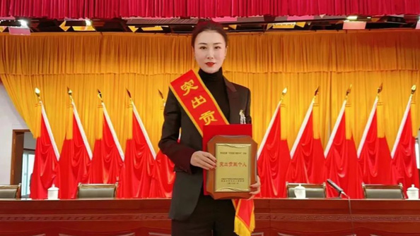 熱烈祝賀集團總經(jīng)理張娟在李滄區(qū)“作風能力提升年”活動中，獲評“突出貢獻個人”榮譽稱號